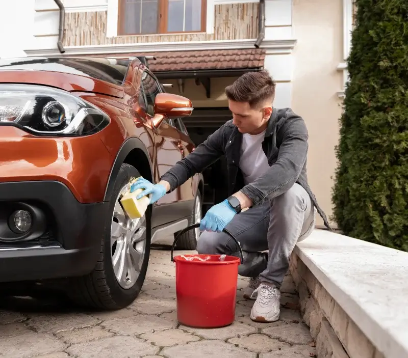 Lavage auto à domicile Saint-Bonnet-Tronçais : professionnel intervenant sur un véhicule